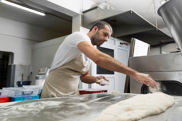 Foto gratuita hombre trabajador en una panadería