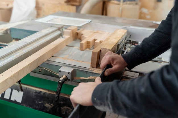 Hombre trabajando en un almacén de tableros mdf