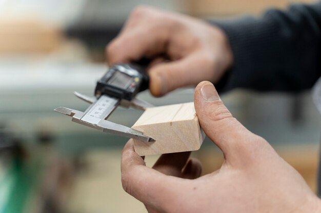 Hombre trabajando en un almacén de tableros mdf