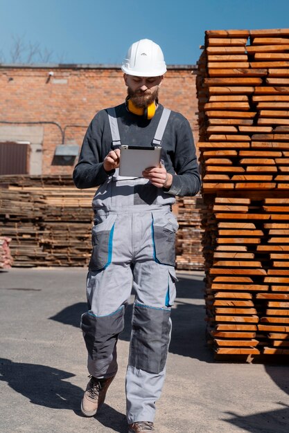 Hombre trabajando en un almacén de tableros mdf