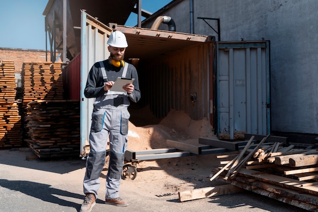 Hombre trabajando en un almacén de tableros mdf