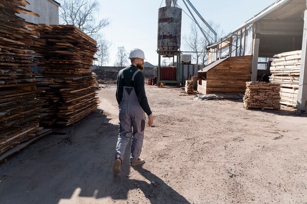 Hombre trabajando en un almacén de tableros mdf