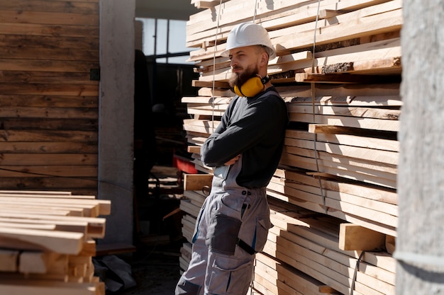 Foto gratuita hombre trabajando en un almacén de tableros mdf