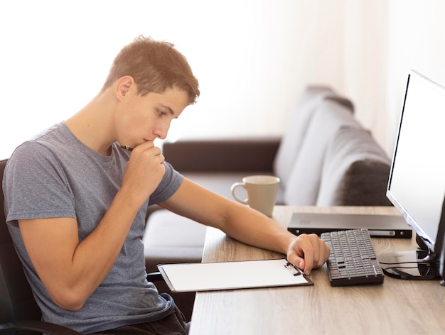 Hombre trabajando en casa en cuarentena con computadora