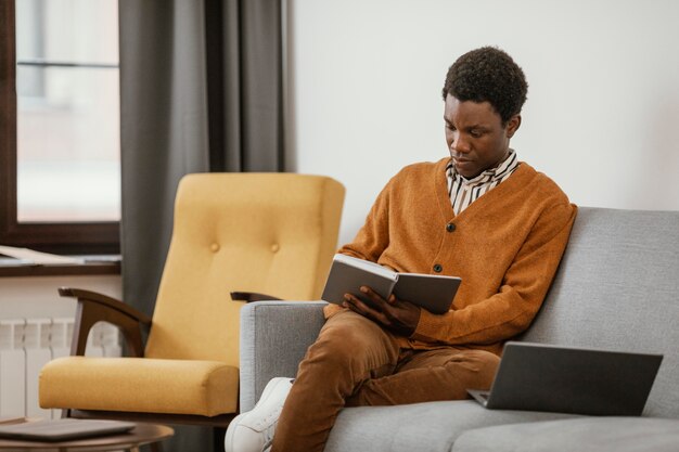 Hombre trabajando desde casa a distancia