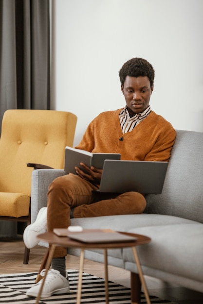 Hombre trabajando desde casa a distancia