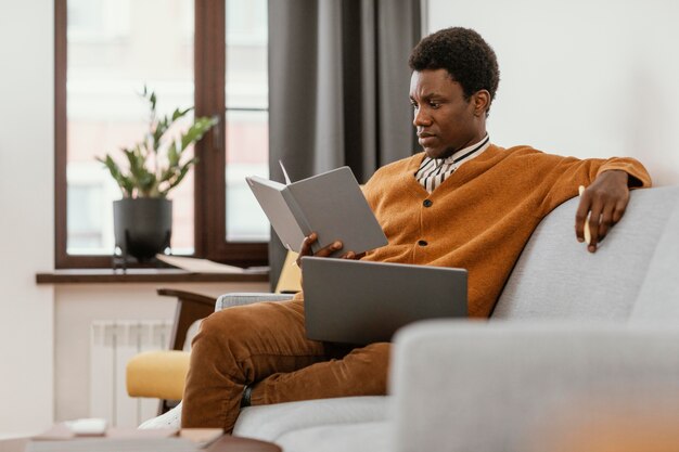 Hombre trabajando desde casa a distancia