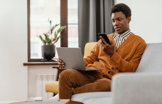 Foto gratuita hombre trabajando desde casa a distancia