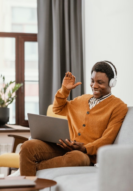 Hombre trabajando desde casa a distancia