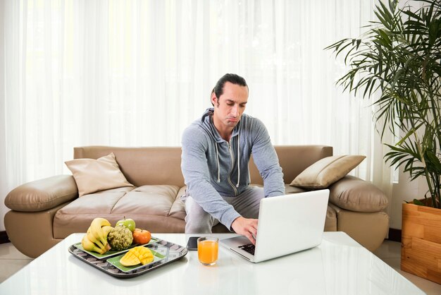 Hombre trabajando en casa