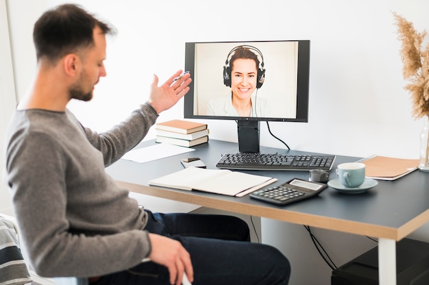 Foto gratuita hombre trabajando desde casa