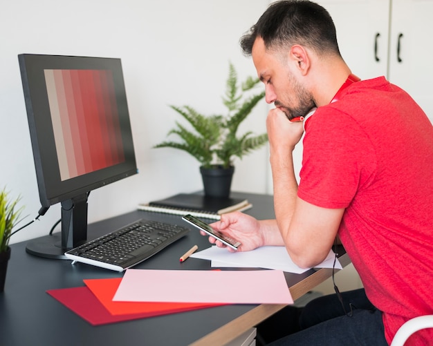 Foto gratuita hombre trabajando desde casa