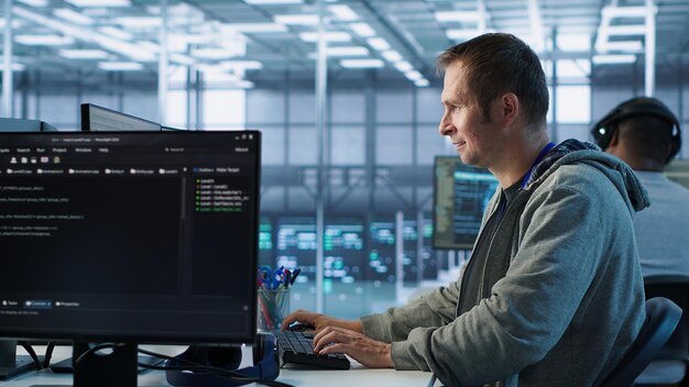Hombre trabajando en un centro de servidores capaz de procesar grandes cantidades de datos
