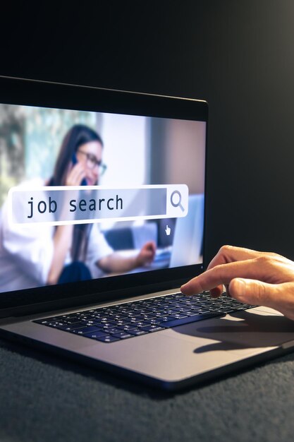 Hombre trabajando en una computadora portátil e información para el concepto de búsqueda de empleo
