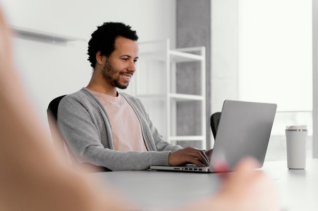 Hombre trabajando en una computadora portátil en la empresa