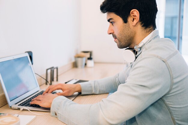 Hombre trabajando en la computadora