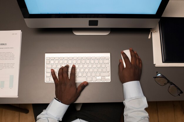 Hombre trabajando con una computadora