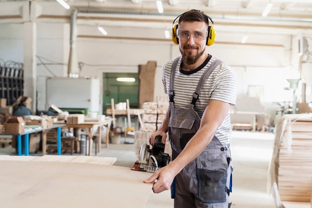 Hombre trabajando en cortar tablero mdf