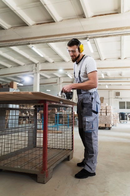 Hombre trabajando en cortar tablero mdf