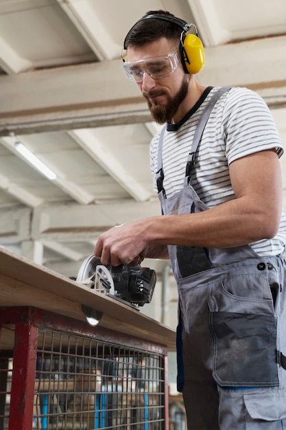 Hombre trabajando en cortar tablero mdf