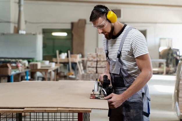 Hombre trabajando en cortar tablero mdf