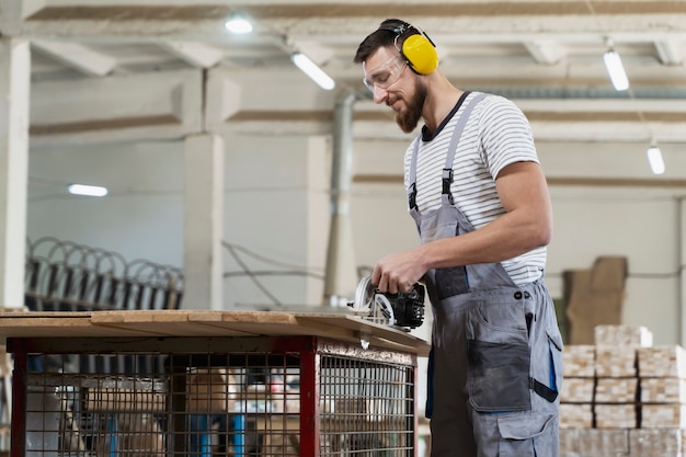 Hombre trabajando en cortar tablero mdf