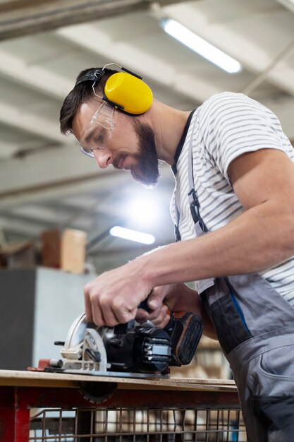 Hombre trabajando en cortar tablero mdf