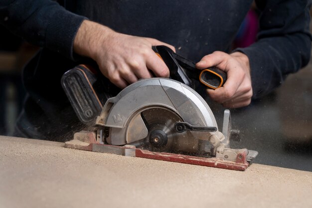 Hombre trabajando en cortar tablero mdf