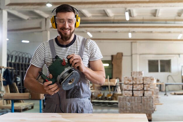 Hombre trabajando en cortar tablero mdf