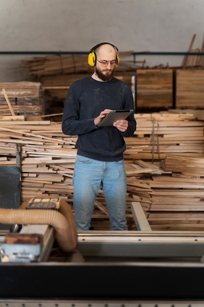 Foto gratuita hombre trabajando en cortar tablero mdf