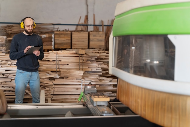 Hombre trabajando en cortar tablero mdf