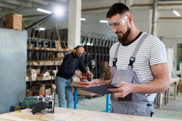 Hombre trabajando en cortar tablero mdf