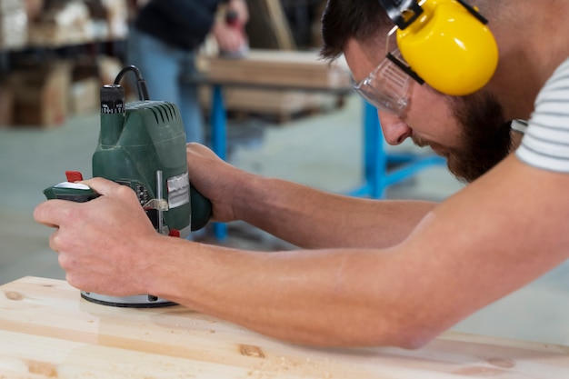 Foto gratuita hombre trabajando en cortar tablero mdf