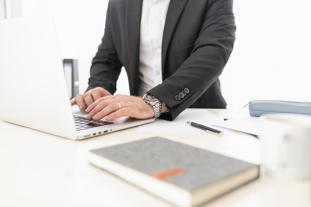 Hombre trabajando en una empresa comercial