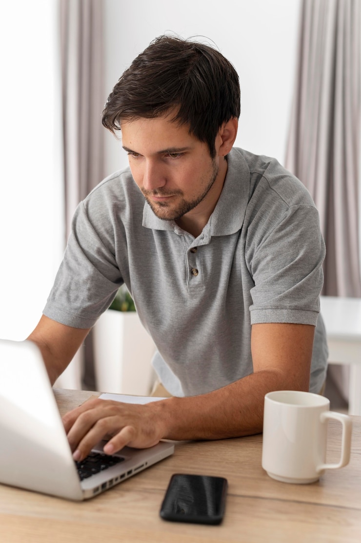 Foto gratuito hombre trabajando en un escritorio tiro medio