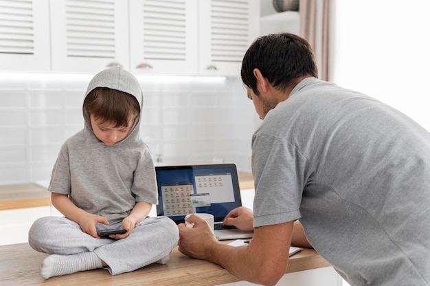 Foto gratuita hombre trabajando en el escritorio de tiro medio