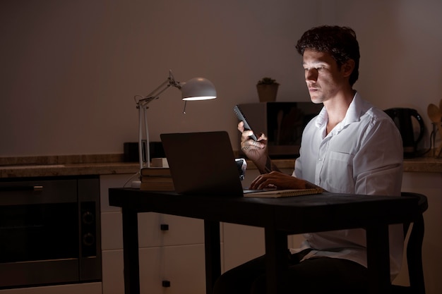 Hombre trabajando en el escritorio de tiro medio