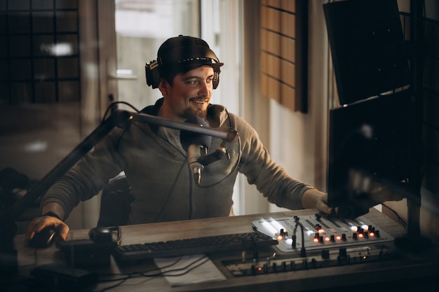 Hombre trabajando en una estación de radio