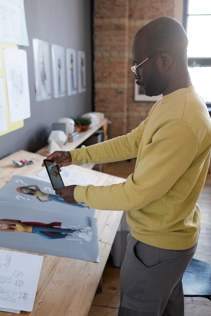 Foto gratuita hombre trabajando en un estudio de animación