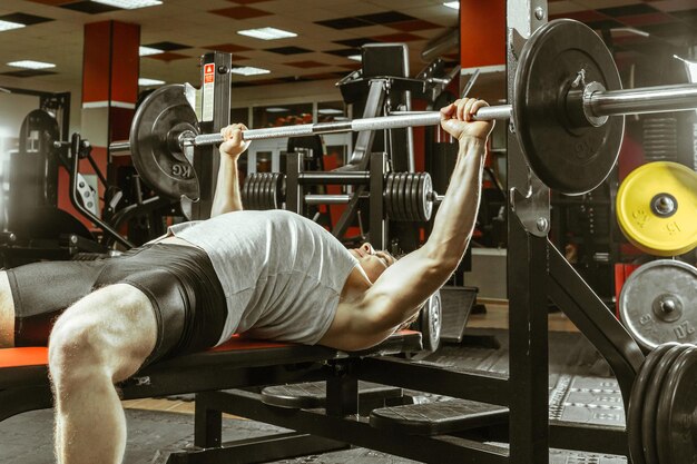 Hombre trabajando en el gimnasio local.