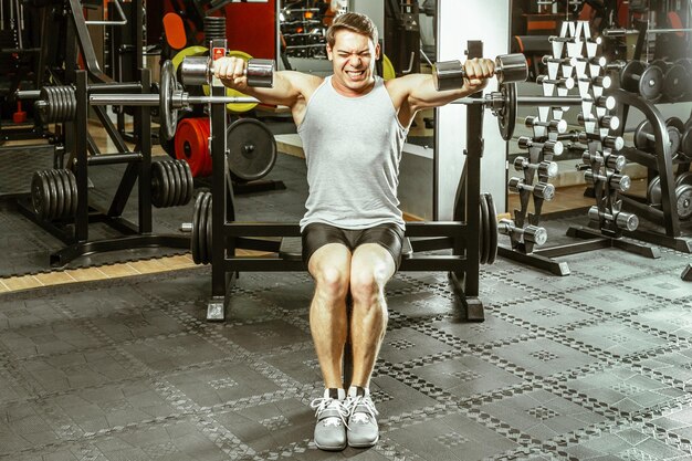 Hombre trabajando en el gimnasio local.