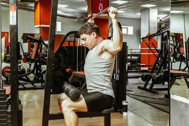 Hombre trabajando en el gimnasio local.