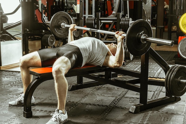 Hombre trabajando en el gimnasio local.