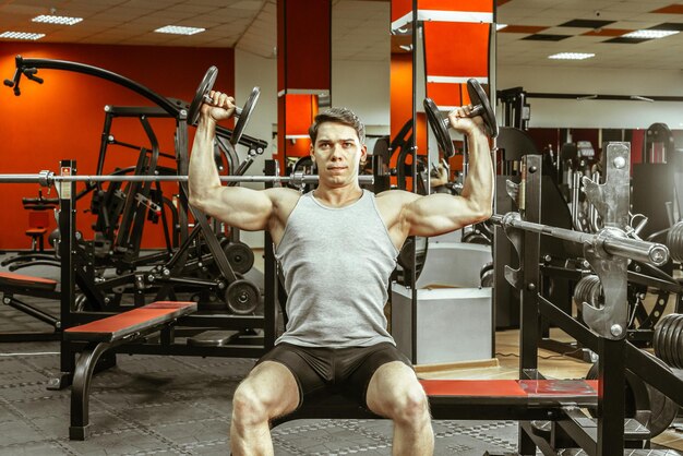 Hombre trabajando en el gimnasio local.