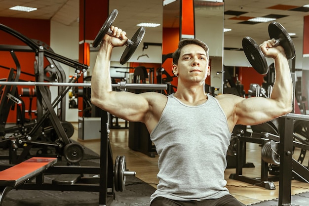 Hombre trabajando en el gimnasio local.