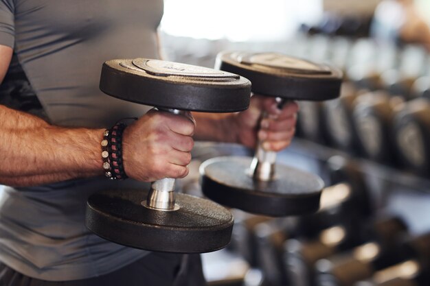 hombre trabajando en el gimnasio