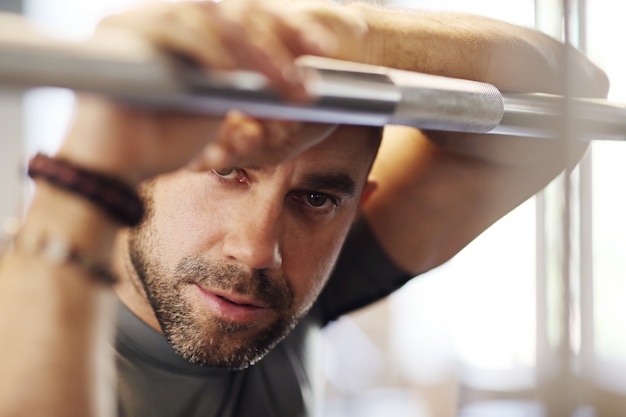 hombre trabajando en el gimnasio