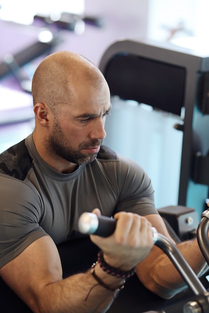 Foto gratuita hombre trabajando en el gimnasio