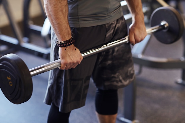 hombre trabajando en el gimnasio