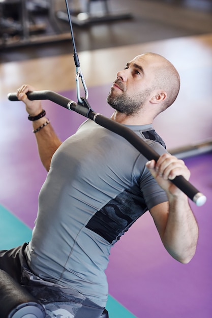 hombre trabajando en el gimnasio